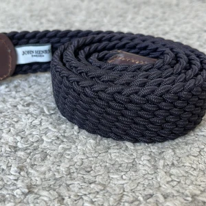 Flätat John Henric Bälte - Tja! Säljer detta helt nya och oanvända marinblå bälte från märket John Henric då jag fick ett precis likadant till födelsedagspresent. Bältet är otroligt snyggt och även väldigt skönt att ha på sig! Nypris är 499kr✅