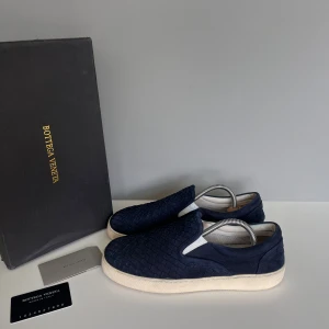 Bottega veneta slip-ons - Säljer ett par snygga slip-ons i storlek 43, cond 8/10 heeldrag samt smutsig sula. Kommer med OG box, booklet samt äkthetsintyg