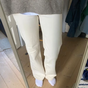 Jeans off white  - Raka jeans från Wera i off white färg. Innerbenslängden är 83 cm. 