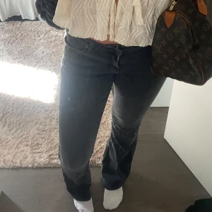 Lågmidjade bootcut Jeans - Säljer dessa snygga gråa lågmidjade jeans från Junkyard. Använda få gånger och i fint skick. 🩶