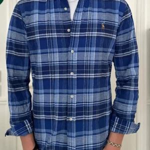 Ralph Lauren Flanellskjorta - Tja, säljer denna snygga flanell skjorta ifrån Ralph Lauren i bra skick. Storleken är M och nypriset ligger runt 1500kr. Hör av dig vid funderingar!