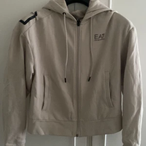 Armani kofta - köpt i JD mall of scandinavia för ungefär 1200kr i mars, säljer pgr av ingen användning så den e som helt ny