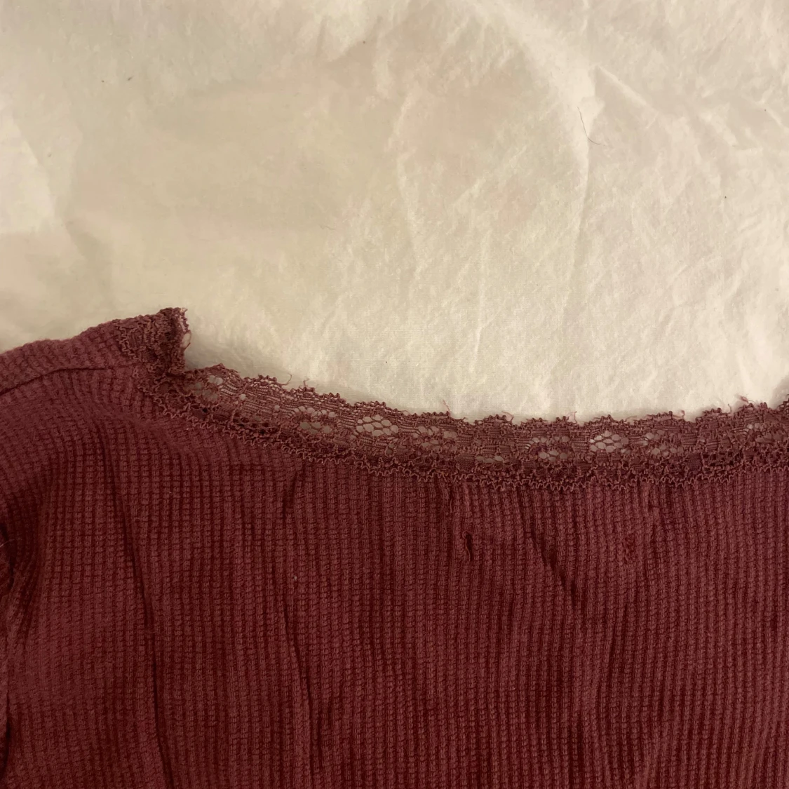 Vinröd ribbad tröja från Brandy Melville - 90