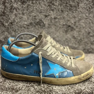 Golden Goose SuperStar  - Snygga Golden Goose i unik färgkombo! Bra skick överlag men synligt använda, har börjat släppa lite längst sulan, se bild 5! Passar även 43! Bara att höra av er vid minsta fundering, priset går att diskutera!