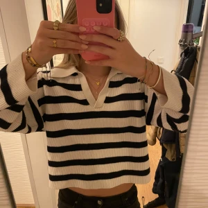 Randig tjocktröja  - Säljer denna jättefina tjocktröja än från mango i storlek S. Den e randig och V-ringad med en gullig krage. Perfekt till hösten. Skriv för fler bilder eller frågor. Pris kan diskuteras.🖤🤍