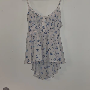 Blommig blus - En väldigt söt blommig blus från shein. Har fått användning för den Max 4 gånger då jag väljer att sälja nu.🩷