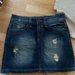 Low waist jeanskjol - Low waist jeanskjol, skulle säga att den är mellan storlek 34-36🥰