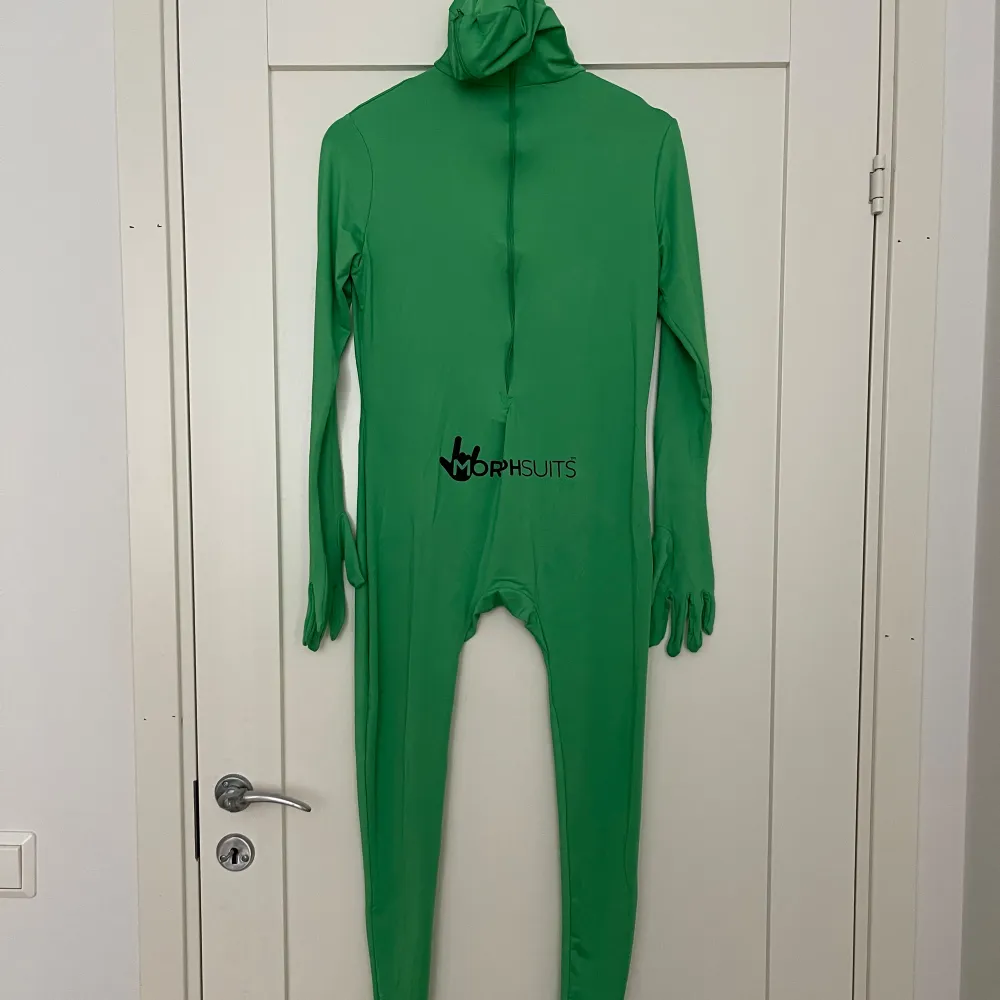 Säljer helt ny oanvänd grön Morphsuit i nyskick. Den är heltäckande och perfekt för fester eller andra roliga aktiviteter. Dräkten är stretchig och sitter tight för en smidig passform. Den har en dragkedja på baksidan för enkel på- och avtagning.. Kostymer.