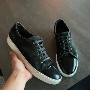 Lanvin - Säljer dessa sjukt feta lanvin cap toe med glans i storlek 44 men passar större. Skick 8/10 inga defekter förutom liten skada på insidan av hälen men inget som syns eller märks vid användning. Hör av dig vid minsta fundering!💯