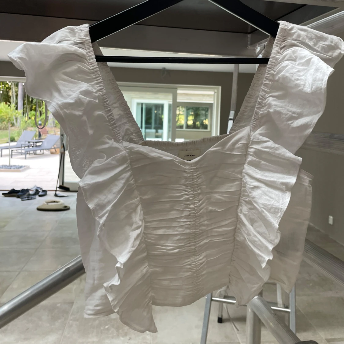 Vit linnetopp med volanger - 91