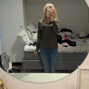 Blus  - Snygg tröja i nyskick! Har använt den ungefär 2-3 gånger. Skriv vid intresse❤️