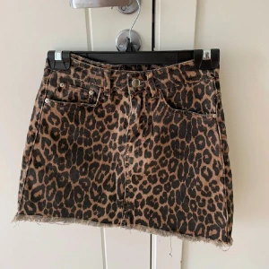 Leopard kjol - Skit snygg leopardmönstrad kjol från zara, säljer pga att den är förliten 🥰