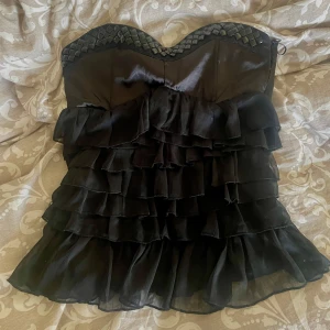 Vintage volang fest topp med nitar - Så fin topp som är för liten på mig som vanligtvis är S. så passar någon med mindre byst, skriv pm för mått 💕🎀 köpt i rom Har en dragkedja på sidan som är liiiite glapp så man får vara försiktig, men är inte trasig! Väldigt unik topp! 💕