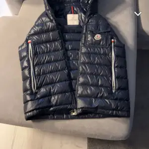 Säljer en snygg svart dunväst från moncler, äkta tillkommer med tags och lappar och kvitto från nk med den, priset är ej ristat i sten utan går o ändra vid snabb o smidig affär!