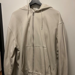 Weekday huvtröjor - 2 huvtröjor från weekday, blå och beige. Nypris 500kr st, mitt pris 300kr st eller 550kr för båda 