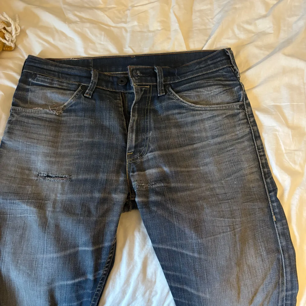 Snygga unika jeans passade mig som har 36 i storlek som baggy byxor!. Jeans & Byxor.