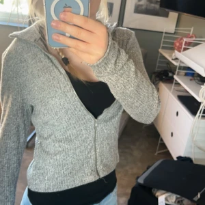 Tunn zip hoodie - Tunn zip tröja, använd 3-5 gånger säljer för ja inte använder
