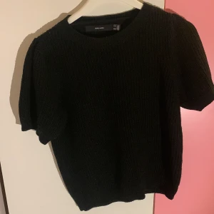 Svart stickad tröja  - Svart stickad tröja från vero moda. Den är ganska gammal men typ aldrig använd. Den är i storlek M men passar S!🩷