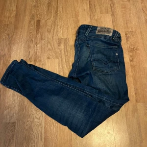 Replay anbass, w30 - Säljer nu mina replay anbass i storlek 30/32, hör av er för mer frågor.