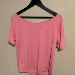 Rosa tröja  - Säljer denna tröja har aldrig använt den den är i st M den är bred vid axlarna men det är meningen att man ska ha den nedanför axlarna eftersom den är ny så är den inte smutsig 