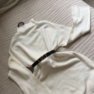 Snygg klänning från NA-KD - Snygg klänning från NA-KD, har fått många komplimanger när jag bärt denna fina klänningen. Man kan klä upp den med ett skärp, OBS!! säljer inte skärper på bilden. Klänningen säljes för 350 kr.