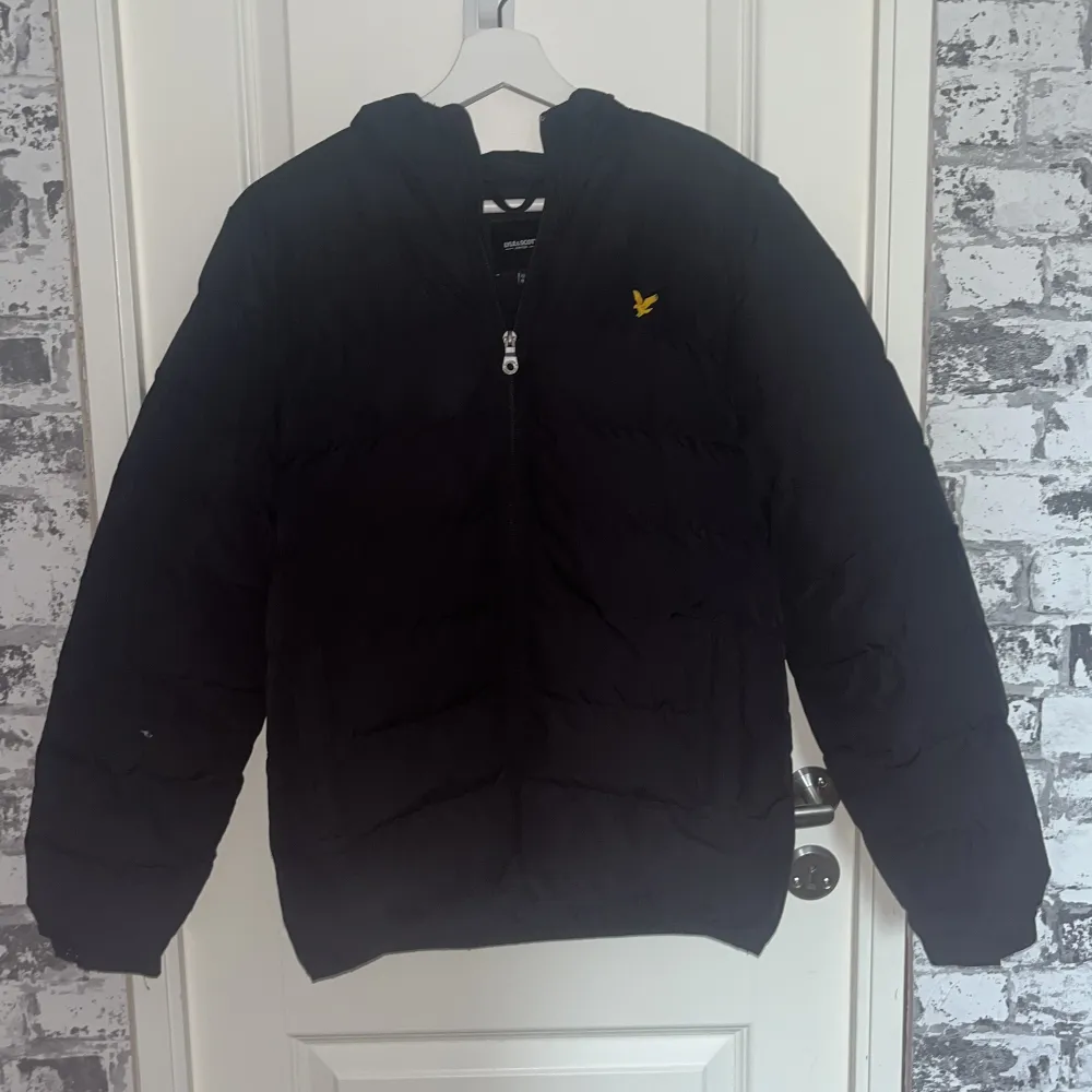 Säljer nu min Lyle&scott vinterjacka då den har blivit för liten. Finns en liten defekt på högra armen se bild 3 men inget man tänker på. Nypris: 1799 Pris kan diskuteras!. Jackor.