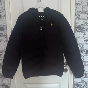 Lyle&scott vinterjacka - Säljer nu min Lyle&scott vinterjacka då den har blivit för liten. Finns en liten defekt på högra armen se bild 3 men inget man tänker på. Nypris: 1799 Pris kan diskuteras!