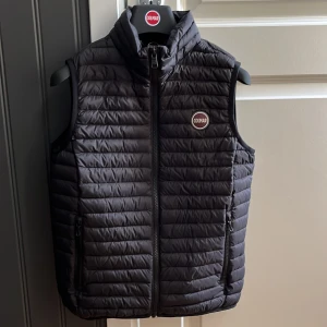 Colmar väst - Säljer min svarta Colmar väst då den har blivit för liten för mig. Den är 10/10 skick och inga skador den är även perfekt till hösten😁 Hör av er vid intresse