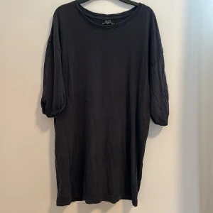 Svart t-shirt från Bershka - Säljer en svart t-shirt från Bershka i storlek S. Mjuk och bekväm, förmodligen köpt på damavdelningen men är väldigt Unisex i passformen. Sitter oversized på någon med storlek S.