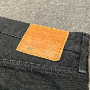 Svarta Levi's 501 jeans - Säljer ett par klassiska svarta Levi's 501 jeans. De har en rak passform och är i bra skick. 