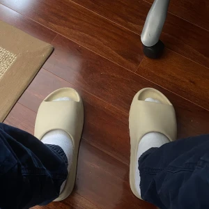 Yeezy slides - Storlek 40 men passar 41 Lite smutsiga. Kom med bud