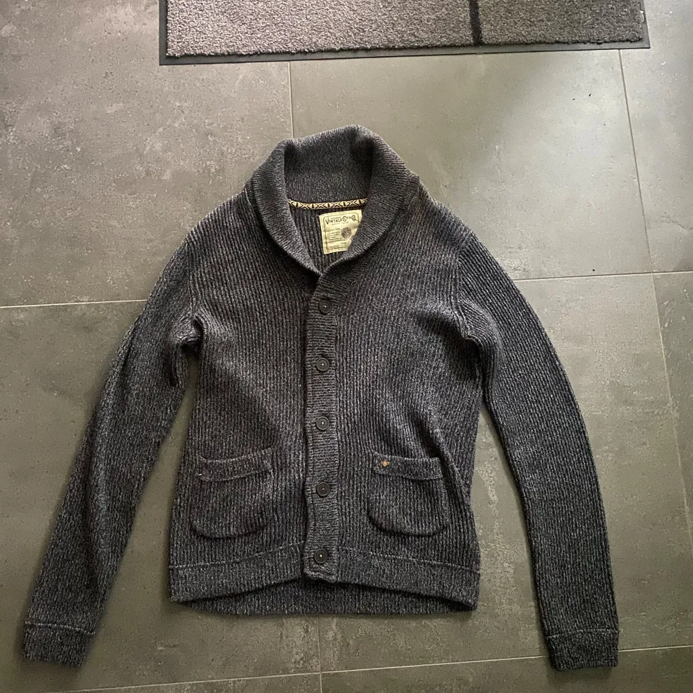 En galet snygg stickad cardigan i nytt skick perfekt till hösten✅🍂| Den är ifrån vintage Jack & Jones och säljs inte längre❗️| Jag på bilden är ca 182| Hör av er vid mer frågor eller funderingar❗️. Hoodies.