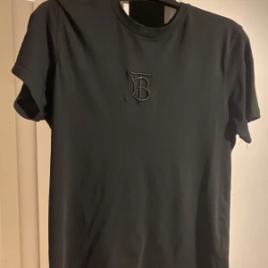 Burberry tshirt  - Jätte bra skick den var lite stor för mig 