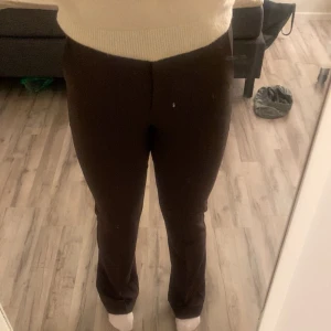 Bruna Bik bok kostymbyxor (helt oanvända, lappen kvar) - Säljer då jag har två par bruna, dom är helt oanvända, lappen är kvar, snygga bruna kostymbyxor. 