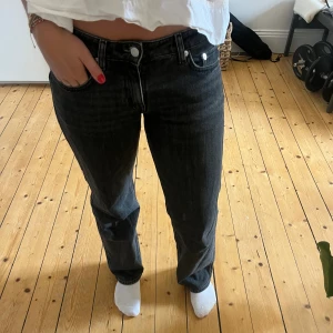 Arrow jeans - Sååå sköna och snygga gråsvarta jeans!! Perfekt till höst och vinter😍🙏 Pris kan diskuteras 