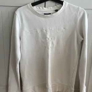 Vit långärmad Gant tröja helt oanvänd jätte bra kvalite storlek S - Storlek S jätte bra kvalite helt oanvänd långärmad Gant tröja 
