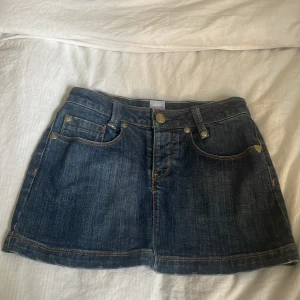 Jeanskjol  - Säljer denna supersöta lågmidjade jeanskjolen i storlek 24 som inte kommer till användning, passar perfekt med en stickad tröja nu på hösten