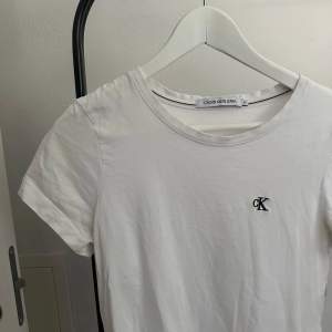 3 stycken Calvin Klein t-shirts. Storlek M men passar även S. Alla 3 för samma 150kr