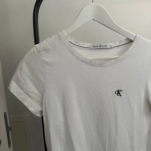 Calvin Klein T-shirts - 3 stycken Calvin Klein t-shirts. Storlek M men passar även S. Alla 3 för samma 150kr