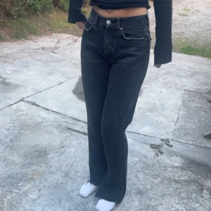 Jeans  - Jättefina jeans från Gina med slit. Raka med medelhög midja!! Fint skick och knappt använda 