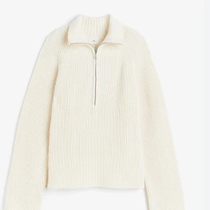Halv-zip stickad tröja🤍 - Så mysig stickad tröja frpn hm🥰 den är lite nopprig, därav priset. 