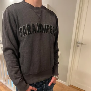 ParaJumper tröja - Skicket är som nytt förutom ett minimalt fix slitage på armen som inte snusk när man har på dig, den syns endast om man verkligen kollar och inte har på sig tröjan. Annars så är skicket 8,5/10 och såklart äkta  Skriv vid ytligare funderingar 