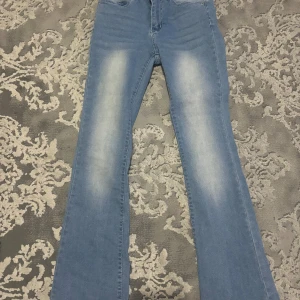 Jeans med utsvängda ben dragkedja i gylfen klaff ficks - Helt ny inga skador