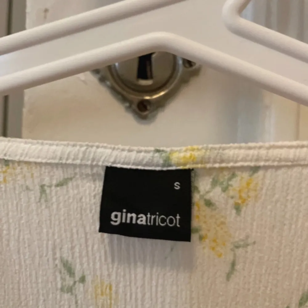 Gullig blommig topp från Gina Tricot i strl S. Använd en gång. Som ny.. Toppar.