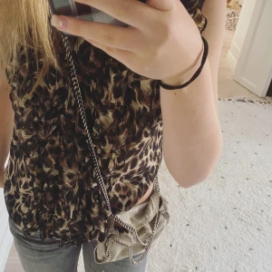 Leopard blus/topp - Leopard blus som passar perfekt till hösten och vintern 🐆⭐️💕Skriv för frågor mm💕(jae ca 167 å brukar ha xs/s å den passar mig jättebra)