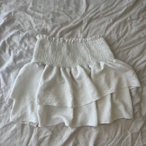 Vit volang kjol - En vit volang kjol 