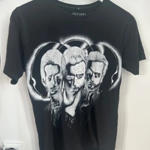 Limiterad Swedish House Mafia T-shirt - En riktig fet tröja med Swedish House Mafia tryck!  Köpt på en konsert,går ej att köpa längre, skick 9,5/10. Storlek s [Jag är 176cm Lång] Pris 499:- Mitt 200