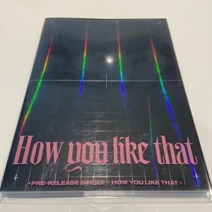 BLACKPINK HOW YOU LIKE THAT KPOP ALBUM SINGLE - BLACKPINK kpop album ”How you like that, single Pre-released. Super stor och vacker album med fantastiska bilder på våra fina tjejer! Fungerande Cd och inga skadade bilder eller photocards. Photocards är 3, en stor på Jennie,vanlig Rosé, group photo.
