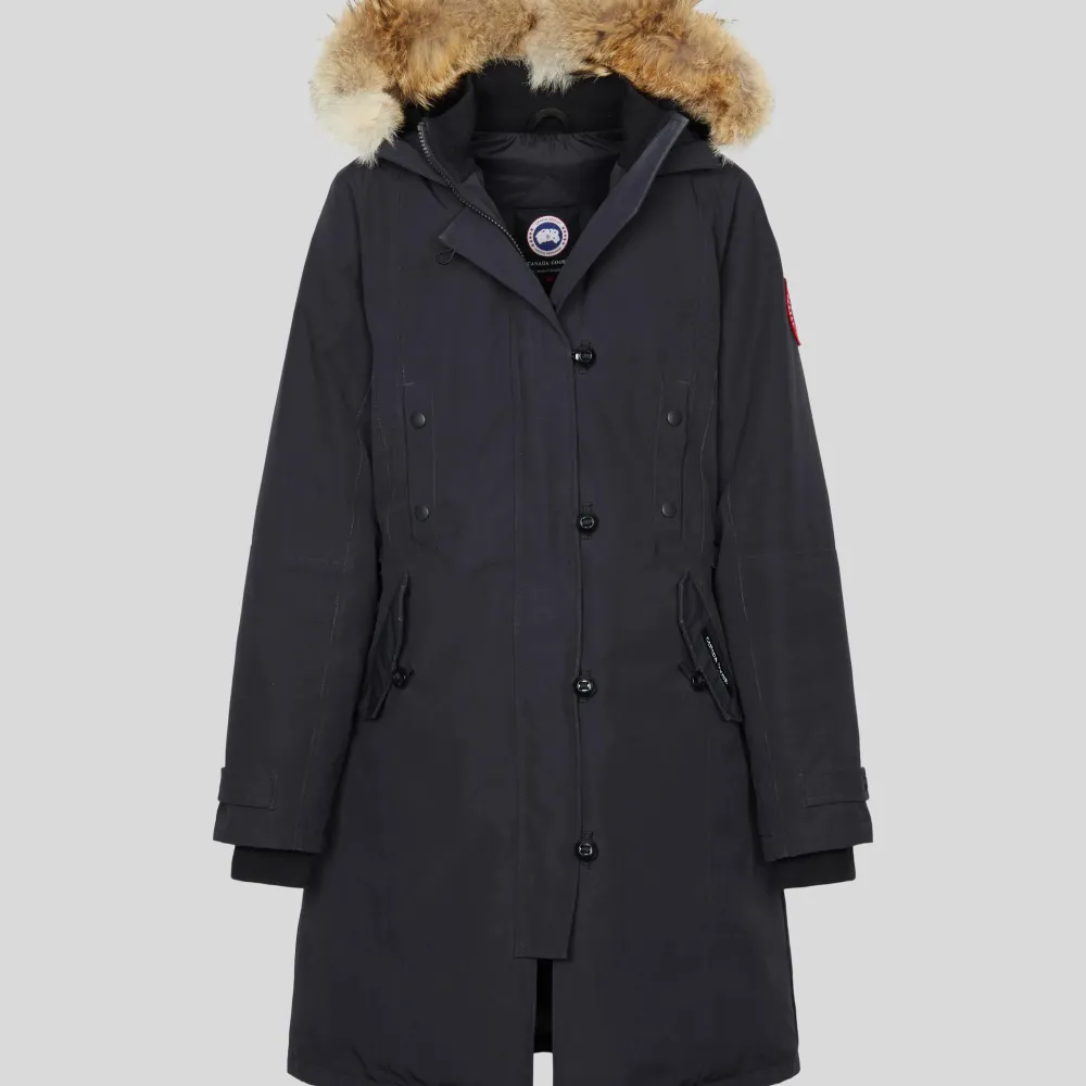 Hej säljer min Canada Goose jacka använd 1 vinter priset kan diskuteras den är i bra skick 🫶🏾. Jackor.