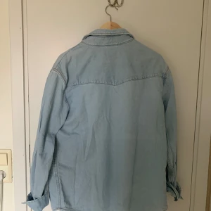 Levis Denim shirt - Bit oversized in medium, fits like a over shirt